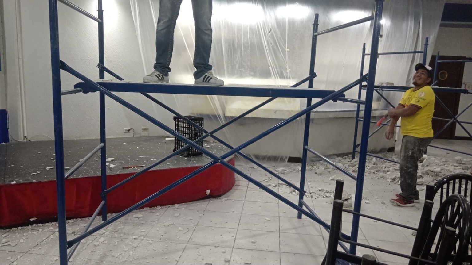 Andamio instalado en interior